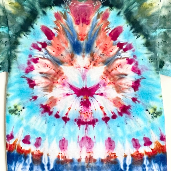 Hand Dyed Tie Dye Feathered Bird Radiant Circle T Shirt Adult size Small - Picture 3 of 7